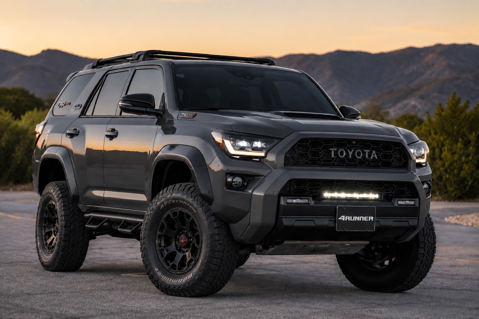 Vehículo blindado Toyota 4Runner TRD Pro, color beige café, disponible para transporte en Barranquilla